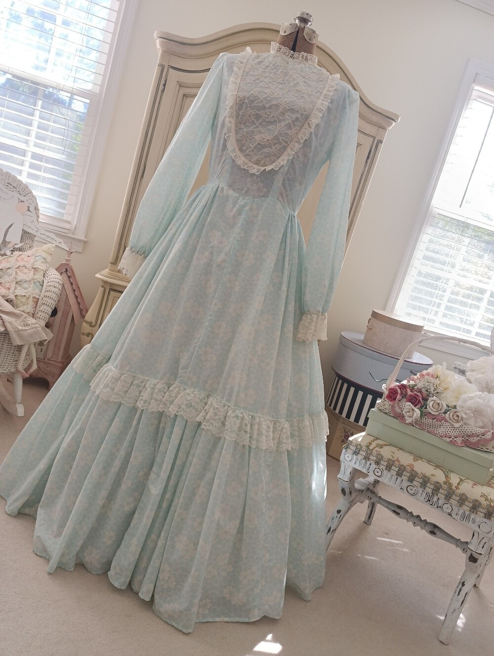 BEAUTIFUL VTG TEAL AND WHITE VICTORIAN INSPIRED BALLROOM GOWN! EUC!